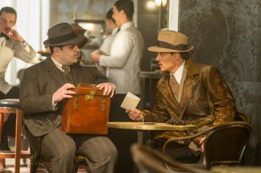 Assassinio sull'Orient Express: Johnny Depp e Josh Gad in una scena del film