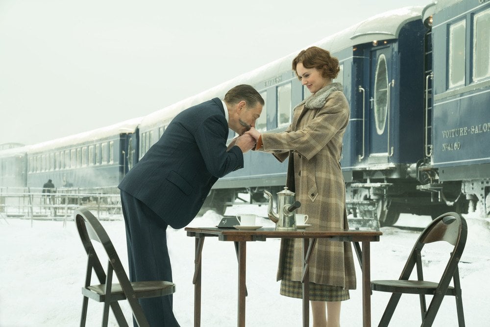 Kenneth Branagh e Daisy Ridley in una scena di Assassinio sull'Orient Express