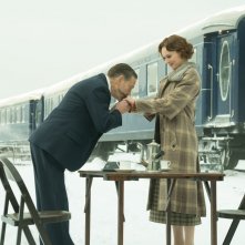 Assassinio sull'Orient Express: Kenneth Branagh e Daisy Ridley in una scena del film