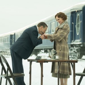 Assassinio sull'Orient Express: Kenneth Branagh e Daisy Ridley in una scena del film