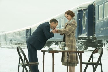 Assassinio sull'Orient Express: Kenneth Branagh e Daisy Ridley in una scena del film