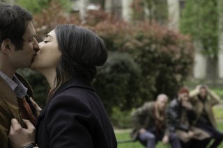 Due sotto il burqa: Félix Moati e Camelia Jordana in un'immagine del film