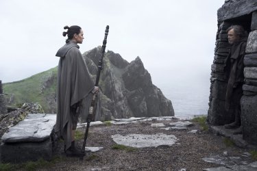 Star Wars: Gli ultimi Jedi, Daisy Ridley e Mark Hamill in una foto del film