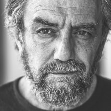 Un primo piano di Gigi Savoia in bianco e nero