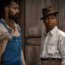 Mudbound: Rob Morgan e Jason Mitchell in una scena