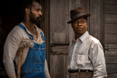 Mudbound: Rob Morgan e Jason Mitchell in una scena