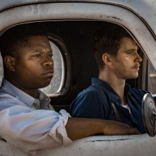 Mudbound: Jason Mitchell e Garrett Hedlund in una scena
