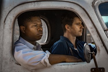 Mudbound: Jason Mitchell e Garrett Hedlund in una scena