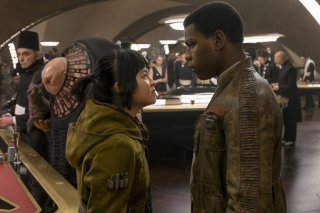 Star Wars: Gli Ultimi Jedi, John Boyega e Kelly Marie Tran in una scena del film