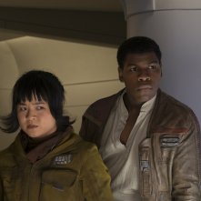 Star Wars: Gli Ultimi Jedi, John Boyega e Kelly Marie Tran in un momento del film