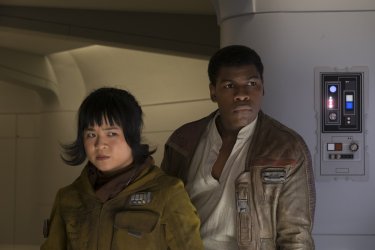 Star Wars: Gli Ultimi Jedi, John Boyega e Kelly Marie Tran in un momento del film
