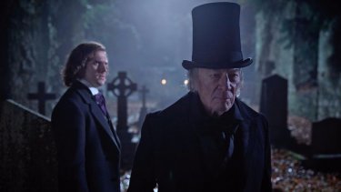 Dickens - L'uomo che inventò il Natale: Dan Stevens e Christopher Plummer in un momento del film