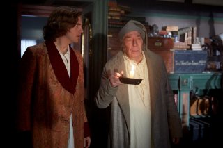 Dickens - L'uomo che inventò il Natale: Dan Stevens e Christopher Plummer in una scena del film