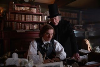 Dickens - L'uomo che inventò il Natale: Dan Stevens e Christopher Plummer in un'immagine del film