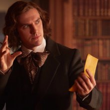 Dickens - L'uomo che inventò il Natale: Dan Stevens in un momento del film