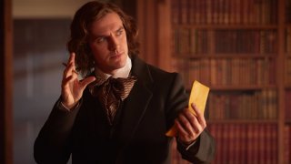 Dickens - L'uomo che inventò il Natale: Dan Stevens in un momento del film