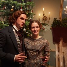 Dickens - L'uomo che inventò il Natale: Dan Stevens e Morfydd Clark in una scena del film 