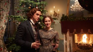 Dickens - L'uomo che inventò il Natale: Dan Stevens e Morfydd Clark in una scena del film