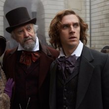 Dickens - L'uomo che inventò il Natale: Ger Ryan, Jonathan Pryce e Dan Stevens in una scena del film 
