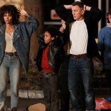 Kings: Halle Berry e Daniel Craig in una scena del film