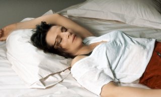 Let the Sunshine In: Juliette Binoche in una scena del film