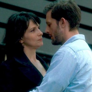 Let the Sunshine In: Juliette Binoche e Nicolas Duvauchelle in un momento del film