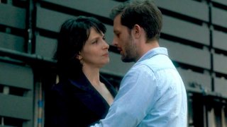 Let the Sunshine In: Juliette Binoche e Nicolas Duvauchelle in un momento del film