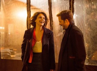 Let the Sunshine In: Juliette Binoche e Nicolas Duvauchelle in una scena del film