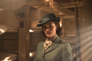 L'ora più buia: Lily James in una scena del film
