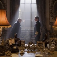 L'ora più buia: Gary Oldman e Ben Mendelsohn in un'immagine del film