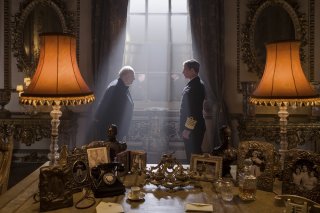L'ora più buia: Gary Oldman e Ben Mendelsohn in un'immagine del film