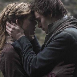 Mary Shelley: Elle Fanning e Douglas Booth in una scena del film 