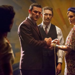 Professor Marston & The Wonder Women: Bella Heathcote, Rebecca Hall, Luke Evans e JJ Feild in una scena del film