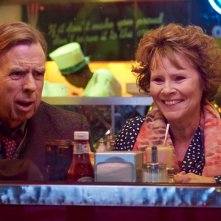 Ricomincio da me: Imelda Staunton e Timothy Spall in una scena del film