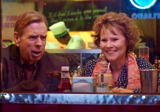 Ricomincio da me: Imelda Staunton e Timothy Spall in una scena del film