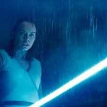 Star Wars: Gli Ultimi Jedi: un primo piano di Daisy Ridley con la spada laser