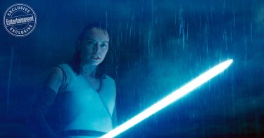 Star Wars: Gli Ultimi Jedi: un primo piano di Daisy Ridley con la spada laser