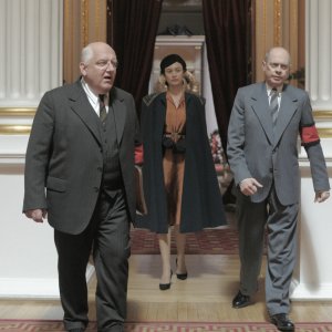 The Death of Stalin: Simon Russell Beale, Olga Kurylenko e Steve Buscemi in una scena del film
