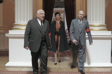 The Death of Stalin: Simon Russell Beale, Olga Kurylenko e Steve Buscemi in una scena del film