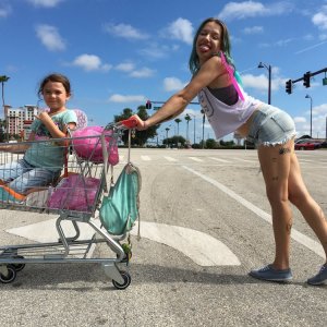 The Florida Project: Bria Vinaite e Brooklynn Prince in una scena del film