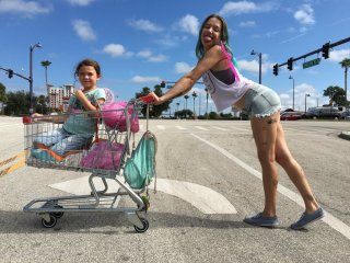 The Florida Project: Bria Vinaite e Brooklynn Prince in una scena del film