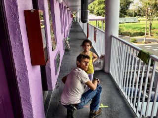 The Florida Project: Willem Dafoe e Brooklynn Prince in una scena del film