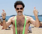 Sacha Baron Cohen si offre di pagare la multa a turisti vestiti come Borat