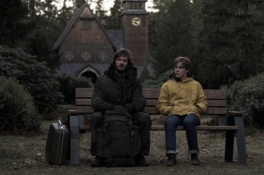 Dark: Andreas Pietschmann in una scena della serie