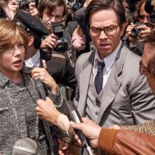 Tutti i soldi del mondo: Michelle Williams e Mark Wahlberg in una scena del film