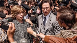 Tutti i soldi del mondo: Michelle Williams e Mark Wahlberg in una scena del film