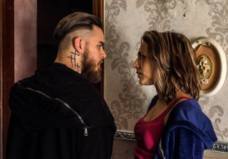 Gomorra 3: Enzo 'o Sangueblu (Arturo Muselli) insieme a sua sorella in una scena del quinto episodio