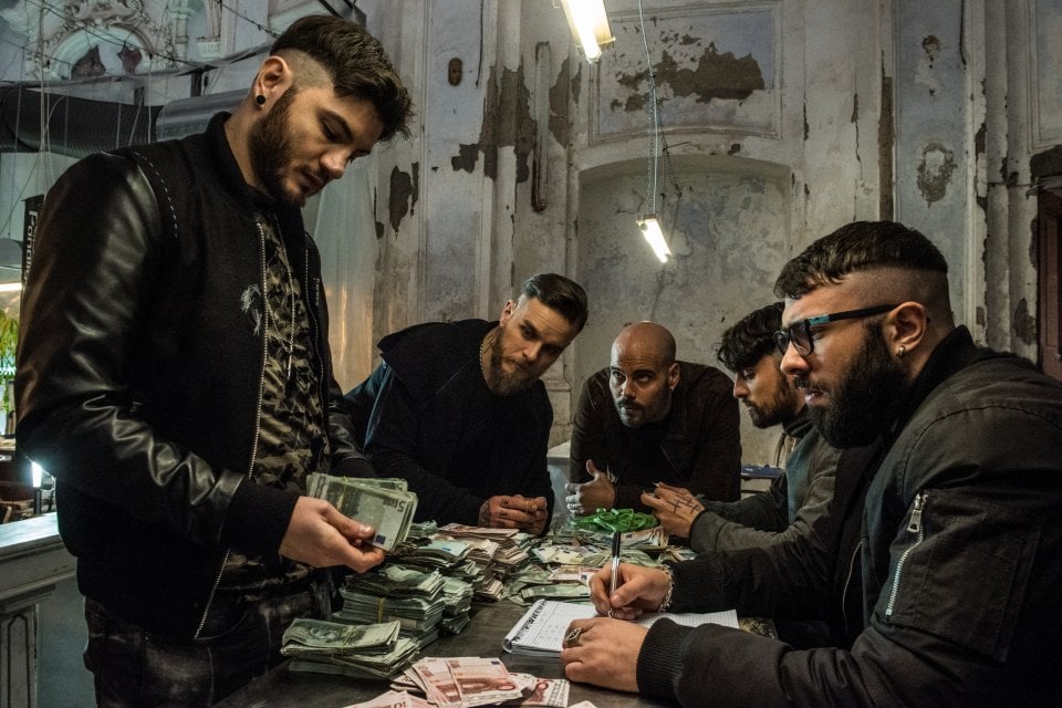 Gomorra 3: Arturo Muselli e Marco D'Amore (al centro) in una scena del quinto episodio