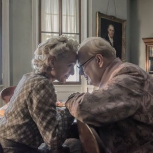 L'ora più buia: Gary Oldman e Kirstin Scott Thomas in una scena