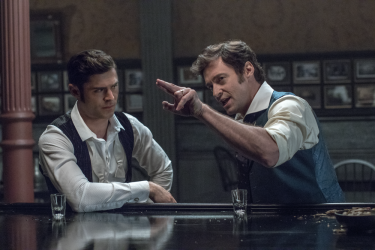 The Greatest Showman: Hugh Jackman e Zac Efron in un momento del film